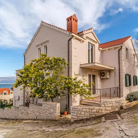 Spacious Mediterranean 3-bedroom In * سوتيفان