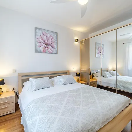 Апартаменти Spacious Mediterranean 3-bedroom In *