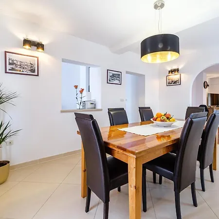 Spacious Mediterranean 3-bedroom In Апартаменти Сутіван