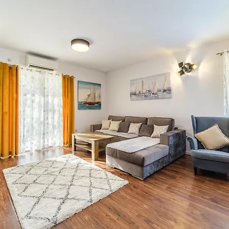 Апартаменти Spacious Mediterranean 3-bedroom In Сутіван