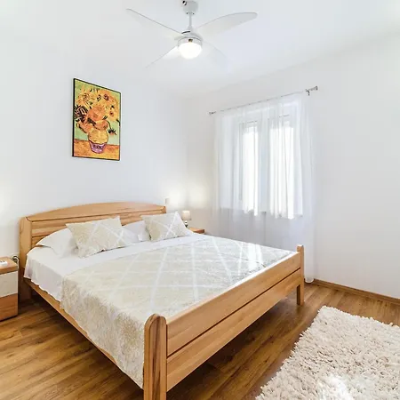 Spacious Mediterranean 3-bedroom In Apartman Sutivan