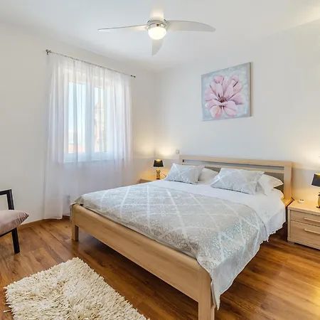 Spacious Mediterranean 3-bedroom In Апартаменти Сутіван