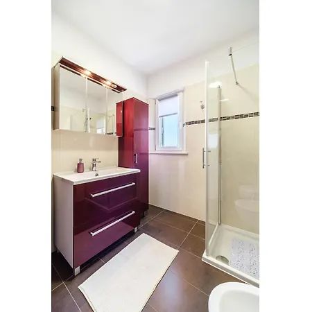 Spacious Mediterranean 3-bedroom In Апартаменти